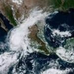 Orlene se debilita de huracán a depresión tropical después de tocar tierra en México