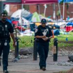 Policía desmantela campamento de protesta en la Universidad George Washington
