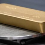 Precio del oro sube por debilidad del dólar y temores fiscales en Estados Unidos