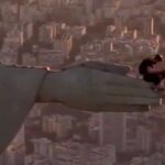 Hombre escala el Cristo Redentor y salta desde su mano
