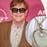 Elton John transforma sus rótulas en joyas de oro para nuevo documental