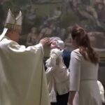 El papa León XIV bautiza a 20 bebés en la Capilla Sixtina y mantiene tradición vaticana