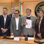 Monreal recibe iniciativa para permitir armamento especial a policías estatales