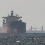 Lanchas de Irán disparan contra buque petrolero en el estrecho de Ormuz; tripulación está a salvo