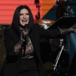 Laura Pausini detiene concierto para reclamar a fans: “Pagan mucho, pero no saben las canciones”