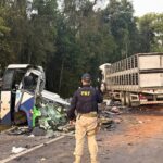Mueren 23 personas tras choque entre autobús y camión en Brasil