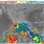 El huracán Simón continuará intensificándose frente a las costas del occidente de México.
