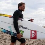 Surfista mexicano Alan Cleland es suspendido tras acusación de agresión sêxuâl