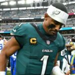 Eagles pierden a Jalen Hurts por un coágulo de sangre