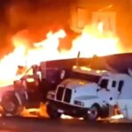 Choque incendia tres tráilers durante paro de transportistas